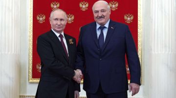 SAHABAT BAIK: Gambar fail 5 Mei menunjukkan Presiden Rusia Vladimir Putin menyambut ketibaan Lukashenko (kanan) di Kremlin menjelang perarakan ketenteraan Hari Kejayaan di tengah Moscow. - Gambar AFP