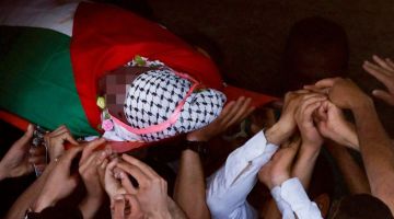 Jenazah Erdis diarak semasa majlis pengebumiannya di Nablus, kelmarin. -Gambar AFP
