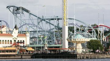 Gambar fail 5 September, 2009 menunjukkan roller coaster Jetline di taman tema Grona Lund di Stockholm. - Gambar AFP