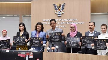 Abdul Karim bersama yang lain menunjukkan poster Majlis Anugerah Seniman Sarawak 2023 selepas sidang media hari ini. -Gambar Roystein Emmor