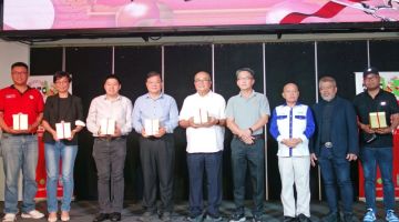 (Dari kiri) Liew, Chong, Derek, Ling, Yii, Chua, Alexander, Azri dan Juing bergambar bersama pada pelancaran MITRAF 27 hari ini.