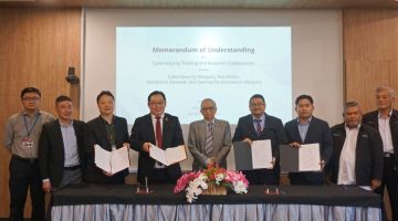 Ketua Pegawai Eksekutif Swinburne Innovation Malaysia Sdn Bhd (SWIM) Profesor Wallace Wong Shung Hui (tiga kiri), Lau (empat kiri), Amirudin (empat kanan) dan Lim (tiga kanan) menunjukkan MoU yang ditandatangani sambil disaksikan oleh Abang Abdul Karim (tengah) dan yang lain.