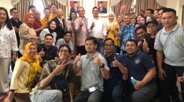 Kumpulan Ungu merakamkan kenangan bersama tetamu kenamaan yang hadir di kediaman Konsulat Jeneral Republik Indonesia di Kuching, Raden Sigit Witjaksono di Jalan Stampin Baru, Kuching hari ini.