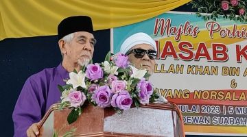 Mohamad (kiri) berucap pada majlis itu.