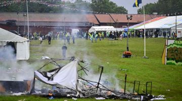 Gambar menunjukkan khemah yang dirosakkan oleh penunjuk perasaan antikerajaan ketika rusuhan ganas meletus di festival Eritrea-Scandinavia di utara Stockholm kelmarin. — Gambar AFP