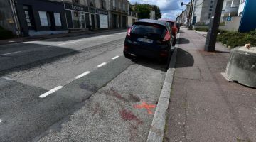 Gambar yang dirakam kelmarin di Limoges, tengah Perancis menunjukkan kesan darah dan tanda X menandakan lokasi salah seorang lelaki yang maut dalam kemalangan skuter dan kereta terbabit. - Gambar AFP