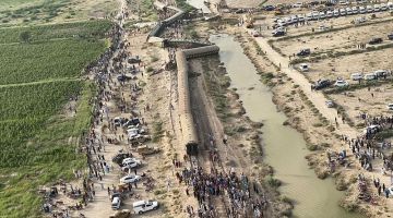 Gambar yang dirakam dari udara serahan Pejabat Ketua Menteri Wilayah Sindh kelmarin menunjukkan keadaan di tempat kejadian kereta api tergelicnir di Nawabshah. - Gambar AFP