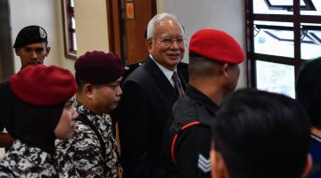Najib (tengah) hadir di Kompleks Mahkamah Kuala Lumpur hari ini bagi perbicaraan kes 1Malaysia Development Bhd (1MDB). -Gambar BERNAMA