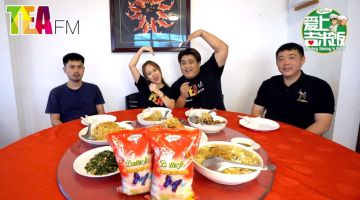 (Dari kiri) Rice Master iaitu Phua Ngee Choon, DJ Esther, DJ TP dan pembantu Rice Master, Nico Chang bergambar semasa penggambaran program.