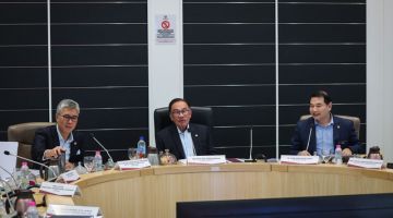 Anwar (tengah) mempengerusikani Mesyuarat Majlis Pelaburan Negara ketika hadir meninjau persiapan NIMP2030 di Menara MITI, hari ini. -Gambar BERNAMA