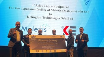 Lau (dua kiri) menyempurnakan upacara simbolik membabitkan penyerahan peralatan Atlas Copco kepada Kelington Technologies Sdn Bhd yang diwakili James Hew (dua kanan) sambil disaksikan oleh Khalid (kiri), Wan Othman (tiga kiri) Christopher Lee (tiga kanan) dan Pengurus Pembangunan Perniagaan KTS Kevin Lau Kor Jie.