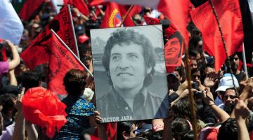 Gambar fail 5 Disember, 2009 menunjukkan orang ramai membawa gambar Jara semasa upacara pengebumian selama tiga hari di Santiago, enam bulan selepas rangkanya digali semula sejak ditanam secara rahsia selama 36 tahun selepas kematiannya oleh ejen pemerintahan diktator Pinochet, susulan arahan mahkamah sebagai sebahagian daripada siasatan mengenai kes kematiannya. - Gambar AFP