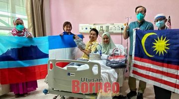 CENDERA KENANGAN: Pakar Sakit Puan KPJ Sabah, Dr Norafidah Ahmad menyampaikan hadiah kepada salah seorang ibu ‘bayi merdeka’.