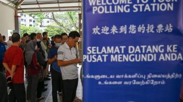 Orang ramai tiba di pusat mengundi semasa pilihan raya presiden berlangsung di Singapura semalam. — Gambar AFP
