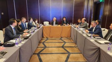 Awang Tengah (tengah kiri) ketika mengadakan perbincangan dengan pihak Hebei Yanbo Color Coated Sheets Co Ltd Beijing yang diketuai Presidennya Liu Jie (tengah kanan) di Beijing hari ini.
