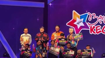 Fateha (barisan depan, tiga kiri) bersama pemenang dan peserta lain Bintang Kecil RTM 2023 merakam kenangan bersama (berdiri dari kiri) Wan Azhan, Suhaimi, Julaihi dan Snowdan. - Gambar UKAS.