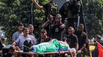 Penduduk mengusung jenazah Ayed Samih Khaled yang ditembak mati semasa serbuan oleh tentera Israel di kem Nur Shams di Tebing Barat kelmarin. — Gambar AFP