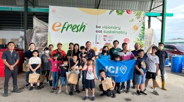 Kanak-kanak dan ahli-ahli JCI Lutong yang terlibat menjayakan program Little Boss JCI Lutong merakamkan kenangan ketika melawat eFresh Hydroponic Farm di Kuala Baram, baru-baru ini.