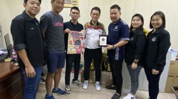 KUNJUNGAN: Fung (tengah) merakamkan gambar kenangan bersama rombongan ketika menerima kunjungan, turut kelihatan Toh (tiga kiri), Kevin (tiga kanan) dan Setiausaha Agung KKBA Michael Ting (dua kiri).