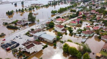 Pemandangan udara yang dirakam kelmarin menunjukkan kampung Farkadona yang dilanda banjir di bandar Karditsa, tengah Greece. — Gambar AFP
