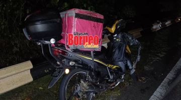 KEMALANGAN: Motosikal penghantar makanan yang terlibat dalam kemalangan mengakibatkan seorang pejalan kaki maut.