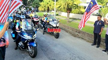 FLAG OFF: Joniston (kanan) ketika melepaskan para peserta Jelajah Borneo Ride.