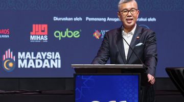 Tengku Zafrul berucap pada Majlis Perasmian Global Halal Summit (GHaS) 2023 di Pusat Pameran dan Dagangan Antarabangsa Malaysia (MITEC) hari ini. -Gambar BERNAMA