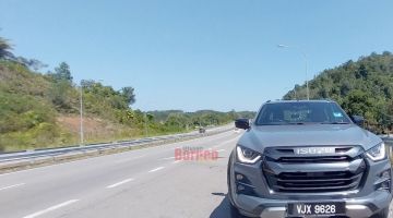 PILIHAN TERBAIK: Berlatar belakang panorama indah, Isuzu D-Max X-Terrain singgah di Bukit Kawang ketika dalam perjalanan ke Parang Besar.