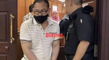 Tony keluar dari bilik mahkamah selepas tamat prosiding di Mahkamah Persekutuan hari ini.