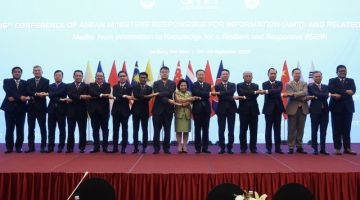 Kesemua ketua-ketua delegasi dari negara-negara anggota ASEAN serta rakan dialog dari Korea, Jepun dan China bergambar kenangan selepas berakhirnya Persidangan AMRI ke-16 di Furama Resort Da Nang hari ini. Fahmi  mengetuai delegasi Malaysia ke Persidangan yang berlangsung dari 20 hingga 23 Sept.