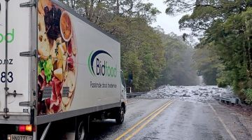 Gambar serahan Agensi Pengangkutan Waka Kotahi NZ kelmarin menunjukkan trak tidak dapat melalui jalan raya yang dilanda banjir di Makarora di South Island. — Gambar AFP