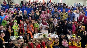 Rubiah merakam kenangan bersama tetamu lain pada Hari Potensi KEMAS Peringkat Negeri Sarawak 2023 hari ini.
