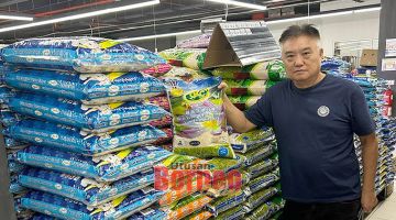 TINJAU: David memeriksa harga beras di pasaraya sekitar bandaraya Kota Kinabalu.
