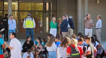 Pelajar dan kakitangan sekolah berhimpun di luar sekolah tinggi Elena Garcia Armada di Jerez de la Frontera kelmarin selepas seorang budak berusia 14 tahun menyerang guru dan pelajar dengan pisau yang mencederakan lima orang. — Gambar AFP 