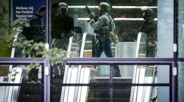 Anggota polis campur tangan khas berkawal di Hospital Universiti Erasmus MC di Rotterdam kelmarin selepas seorang lelaki mengamuk dan menembak mati tiga individu dalam dua serangan berasingan. — Gambar AFP