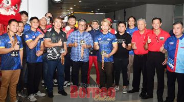 BANGGA: Ellron (empat kiri) semasa menyambut ketibaan atlet Sabah di Lapangan Terbang Kota Kinabalu.