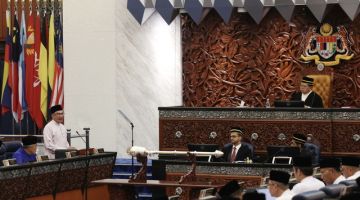 Anwar ketika membentangkan Belanjawan 2024 Malaysia MADANI bertemakan “Reformasi Ekonomi, Memperkasa Rakyat" di Dewan Rakyat hari ini. -Gambar BERNAMA