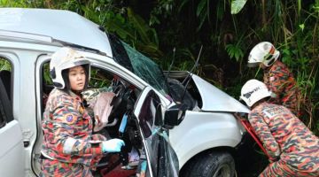 TERSEPIT: Pihak bomba menjalankan operasi mengeluarkan mangsa tersepit.