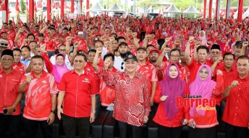 ALBUM: Hajiji (tengah) bersama kepimpinan dan delegasi Gagasan Rakyat Membakut merakamkan gambar kenangan.