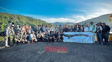 PESERTA: Semua peserta bengkel berkumpul di perkarangan Empangan Babagon.