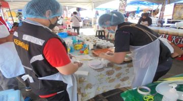 Anggota KKM Limbang melakukan pemantauan dan penguatkuasaan berterusan terhadap premis menjual makanan dan minuman di bazar Ramadan. 