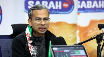 Fahmi menjawab pertanyaan penyampai radio sewaktu wawancara bersama SABAHfm selepas sesi Town Hall bersama kakitangan dari agensi Kementerian Komunikasi dan Digital (KKD) di Kompleks Bersepadu KKD hari ini. - Gambar BERNAMA