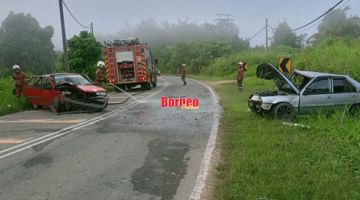 KEMALANGAN: Pasukan bomba membantu mangsa yang terlibat dalam kemalangan terbabit.