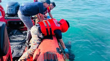 MAUT: Pasukan bomba bertindak mengambil mayat mangsa yang terapung di perairan berkenaan.