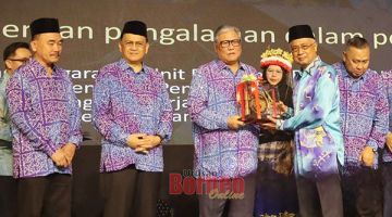 ANUGERAH: Kadzim menyampaikan Anugerah Tokoh Lelaki PMBS 2023 kepada Mohd Yusof.