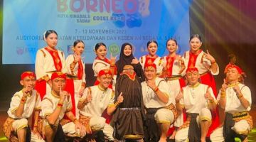 Santri D'wangsa Putra UPMKB yang dinobatkan sebagai naib johan bagi Anugerah Platinum Festival Tari Borneo Edisi Ke-8 2023 yang berlangsung di Sabah, pada Jumaat.