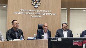 Rentap (tengah) bercakap pada sidang media sesi prapelancaran bagi sambutan HBS 2023 di Dewan Mesyuarat Mulu, Bangunan Baitulmakmur 2, hari ini.