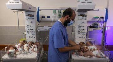 Seorang doktor menjaga bayi-bayi pramatang yang dipindahkan dari Hospital Al Shifa ke Hospital Emiriah di Rafah, selatan Semenanjung Gaza kelmarin. - Gambar AFP