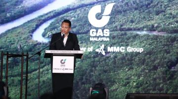 Nik Nazmi berucap pada pelancaran pelan GM32 Gas Malaysia di Pusat Konvensyen Setia City, Setia Alam, baru-baru ini.
