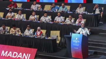 Anwar menyampaikan ucapan penggulungan pada Kongres Nasional Parti Keadilan Rakyat (PKR) 2023 di Pusat Konvesyen Antarabangsa Putrajaya (PICC) semalam. -Gambar BERNAMA